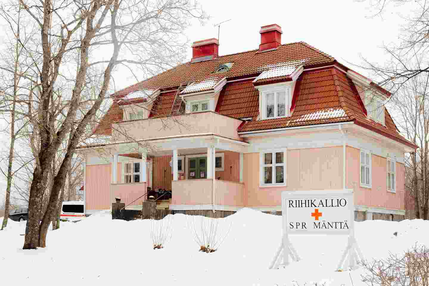 Vaaleanpunainen puutalo, jonka edessä olevassa kyltissä lukee "Riihikallio, SPR Mänttä".