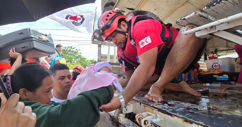 Filippiinien hirmumyrsky on pakottanut lähes miljoona ihmistä jättämään kotinsa – Suomen Punainen Risti tukee avustustyössä