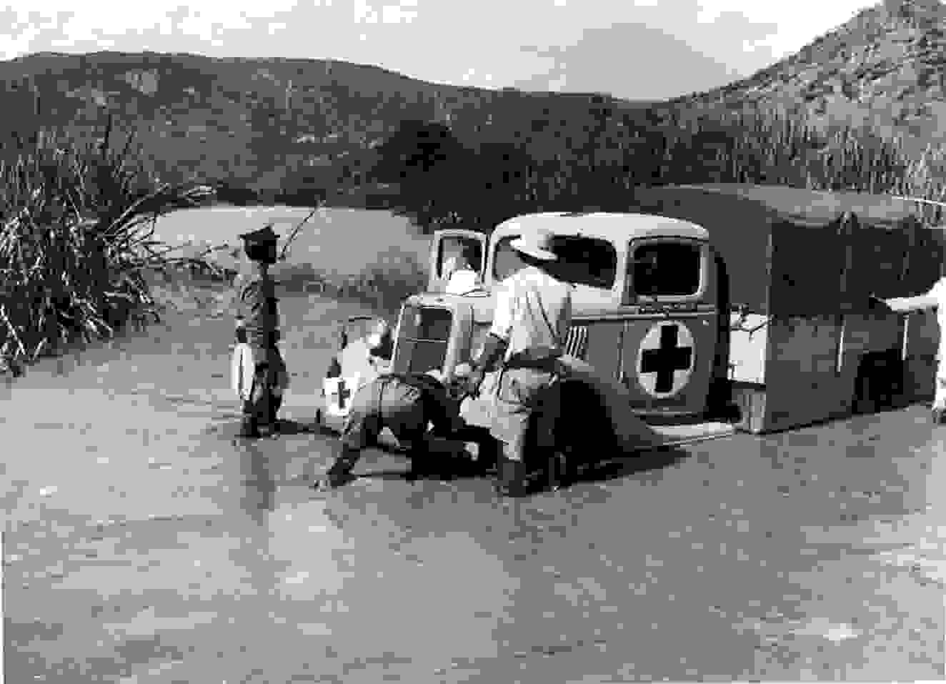 Abessinian sota 1936. Suomalaisten ambulanssi liejuun juuttuneena matkalla Harrarista Dagahabouriin nykyisessä Etiopiassa.