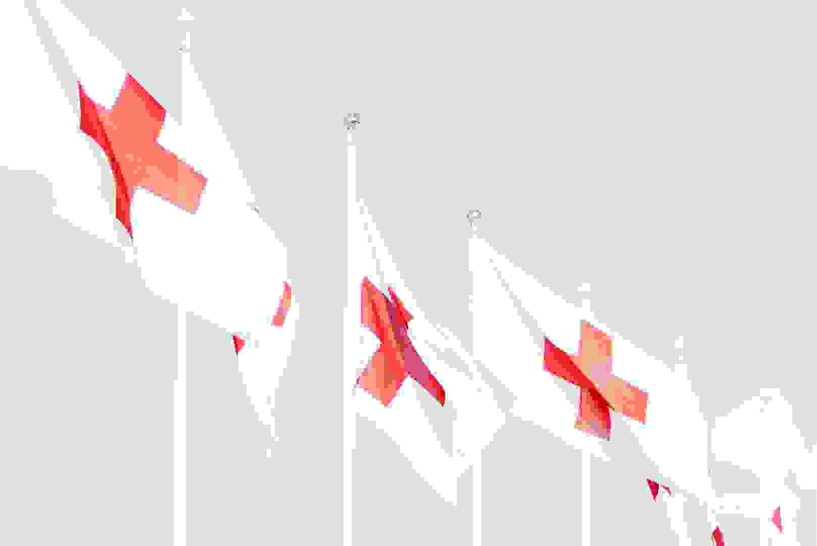 Punaisen Ristin lippuja saloissa.