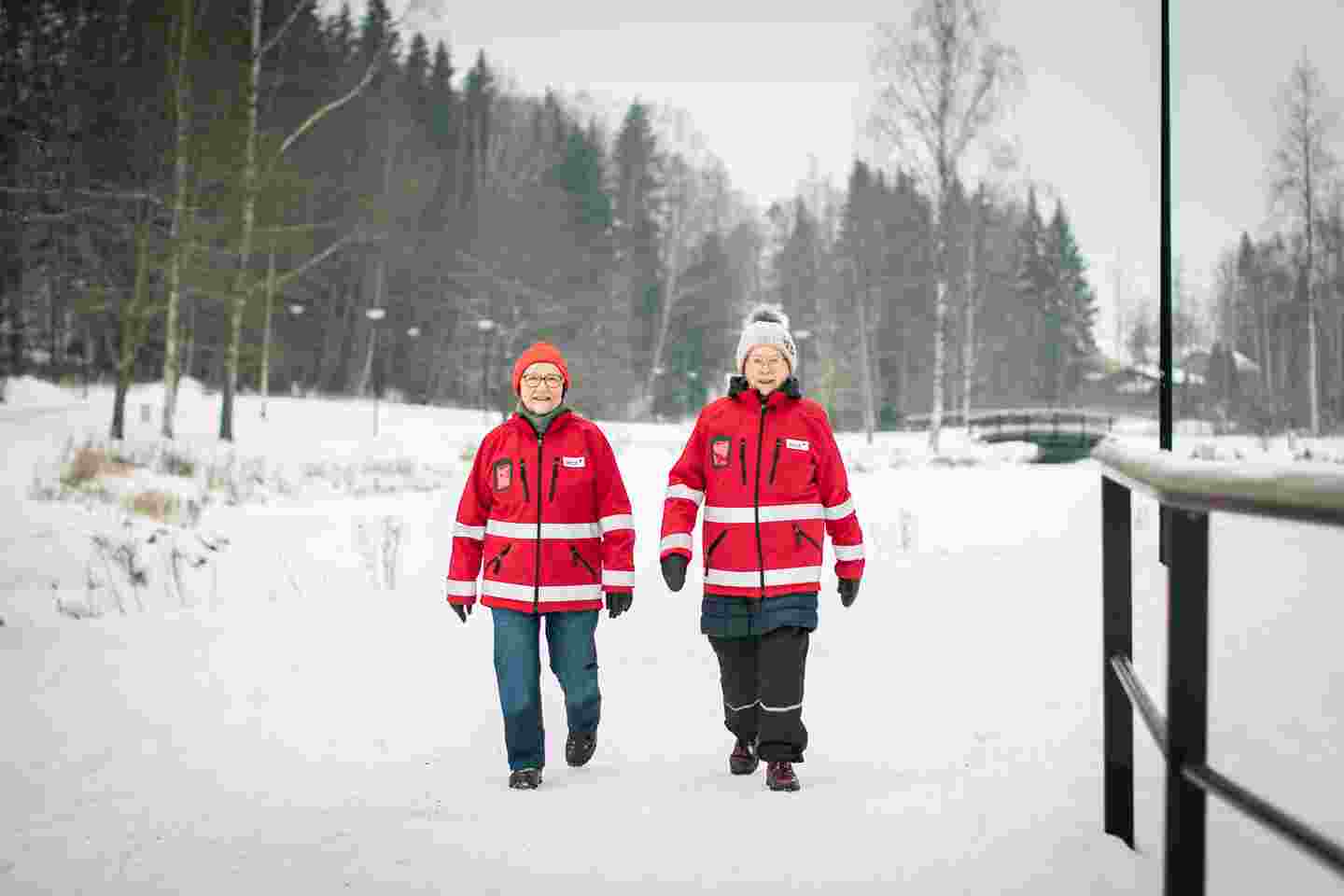 Punaisen Ristin vapaaehtoiset Tuuli ja Leena kävelyllä.