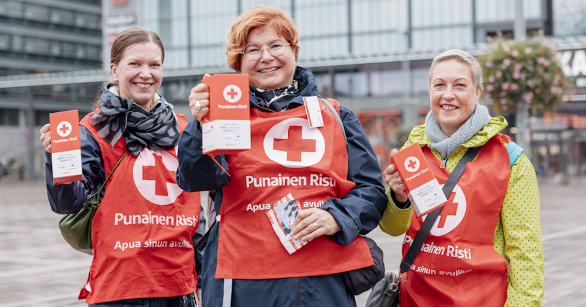 Kolme DanskeBankin työntekijää lipaskeräämässä Nälkäpäivänä Helsingissä 26.9.2024.