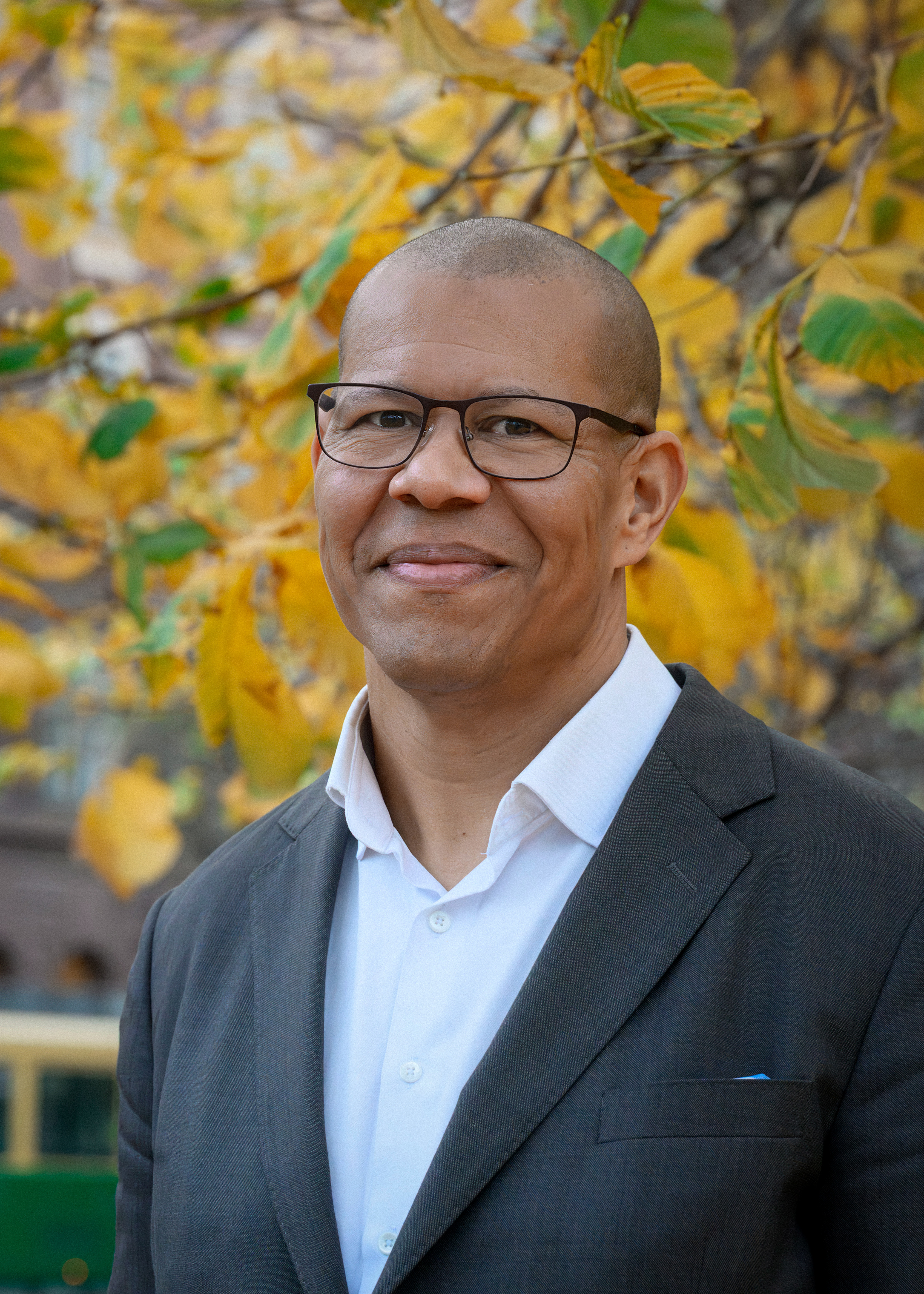 Ari Evwaraye katsoo suoraan kameraan ja hymyilee