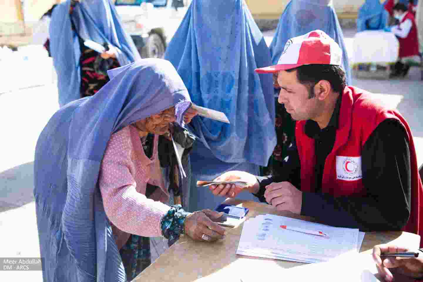 Afganistanin Punainen Puolikuu auttaa vaikeimmassa asemassa olevia ihmisiä koronapandemian keskellä. 