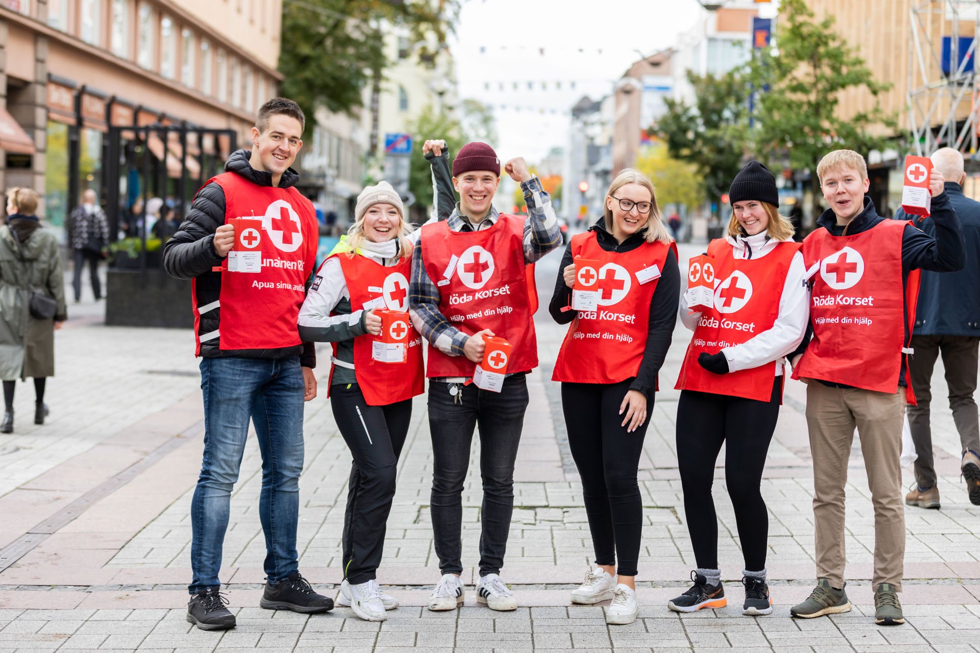 Punaisen Ristin vapaaehtoisia lipaskeräämässä Turussa kadulla.