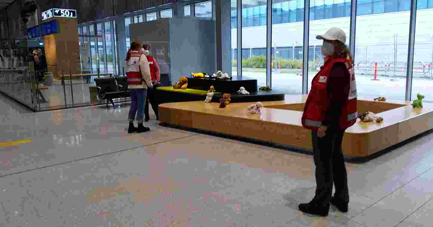 Kolme Punaisen Ristin vapaaehtoista lentokentällä