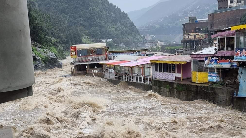 Massiiviset tulvat Pakistanissa ovat vieneet yli tuhannen ihmisen hengen