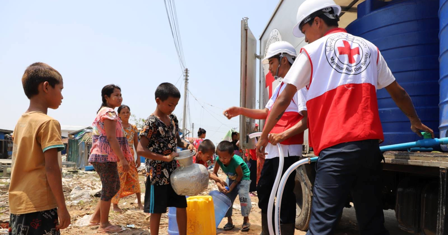 Myanmarin Punaisen Ristin vapaaehtoiset jakavat puhdasta vettä ja tarjoavat tietoa tartuntatautien ehkäisemisestä hirmumyrsky Mochan koettelemalla alueella Rakhinessa. Kuva: Myanmarin Punainen Risti