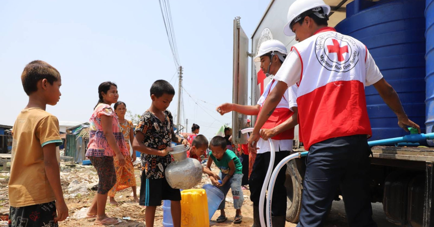 Myanmarin Punaisen Ristin vapaaehtoiset jakavat puhdasta vettä ja tarjoavat tietoa tartuntatautien ehkäisemisestä hirmumyrsky Mochan koettelemalla alueella Rakhinessa. Kuva: Myanmarin Punainen Risti