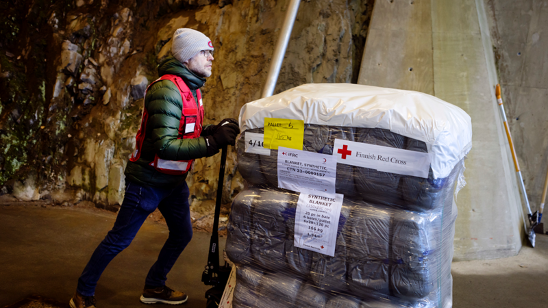 Suomesta tavara-apua ja avustustyöntekijöitä maanjäristysalueelle