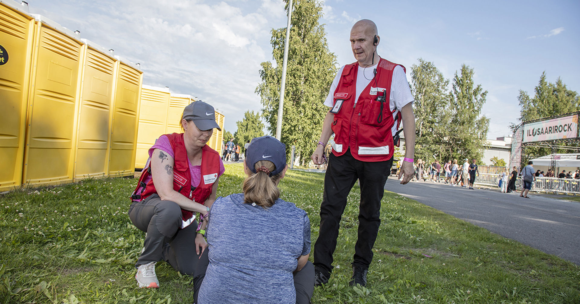 Punaisen Ristin vapaaehtoiset Ilosaarirockissa 2023. Kuvituskuva.