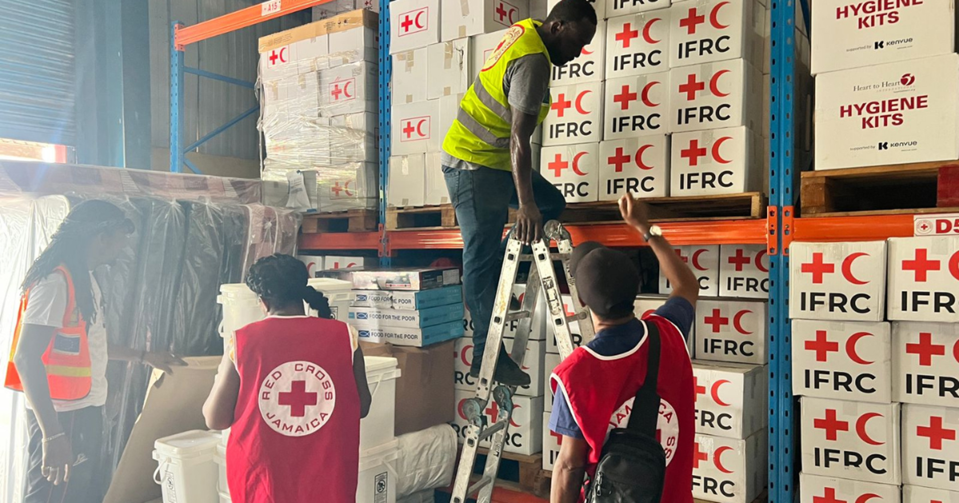 Punaisen Ristin ja Punaisen Puolikuun kansainvälisen liiton katastrofirahastosta rahoitettiin marraskuussa 2025 Jamaikan Punaisen Ristin operaatiota, jonka varautumistoimien ansiosta ihmishenkiä säästyi hurrikaani Melissassa.