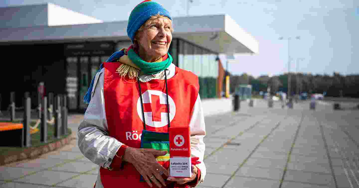 Suomen Punaisen Ristin vapaaehtoinen lipaskeräämässä Nälkäpäivä-keräyksessä.