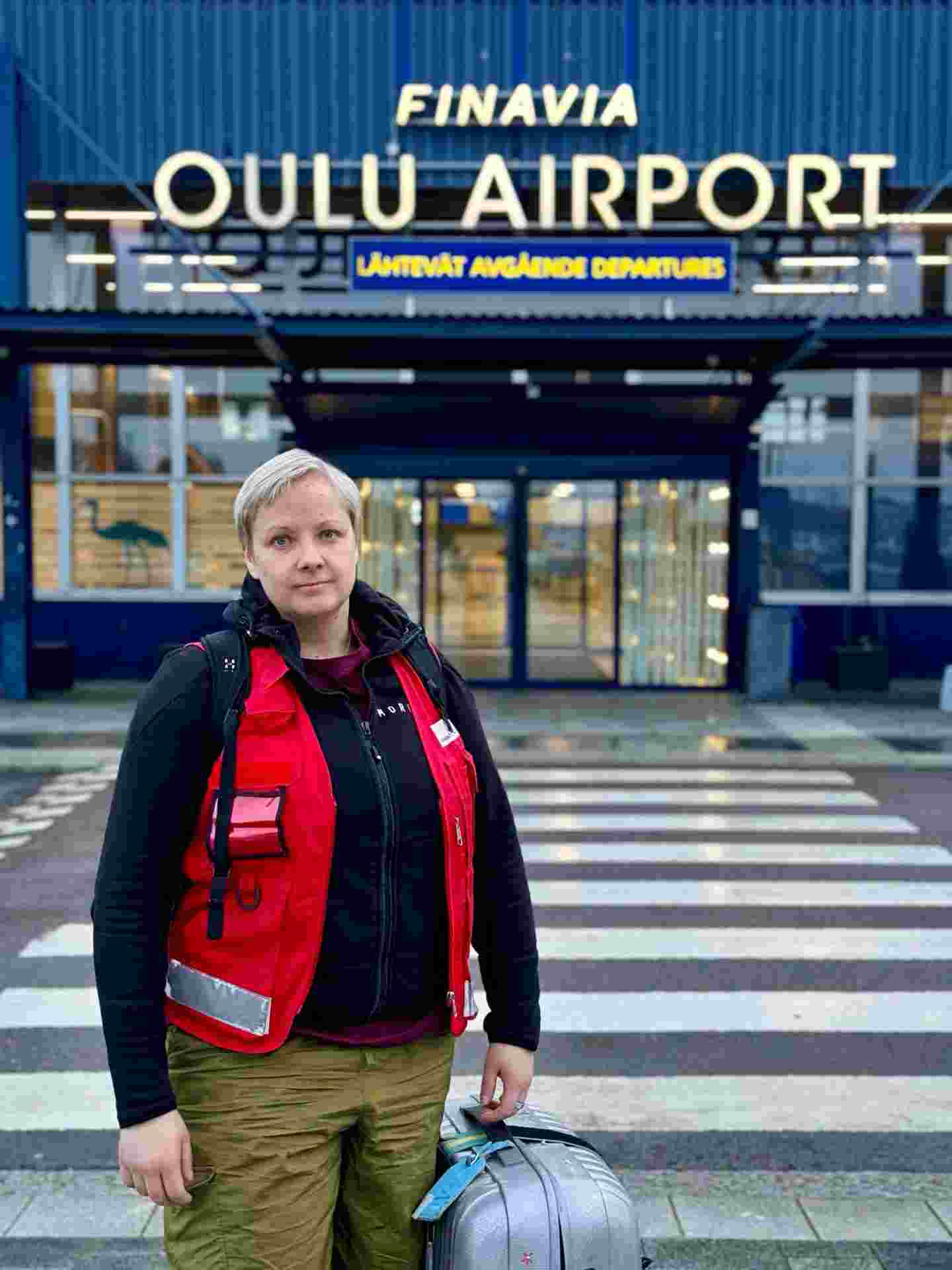 Suomen Punaisen Ristin avustustyöntekijä Anni Walli Oulun lentokentällä.