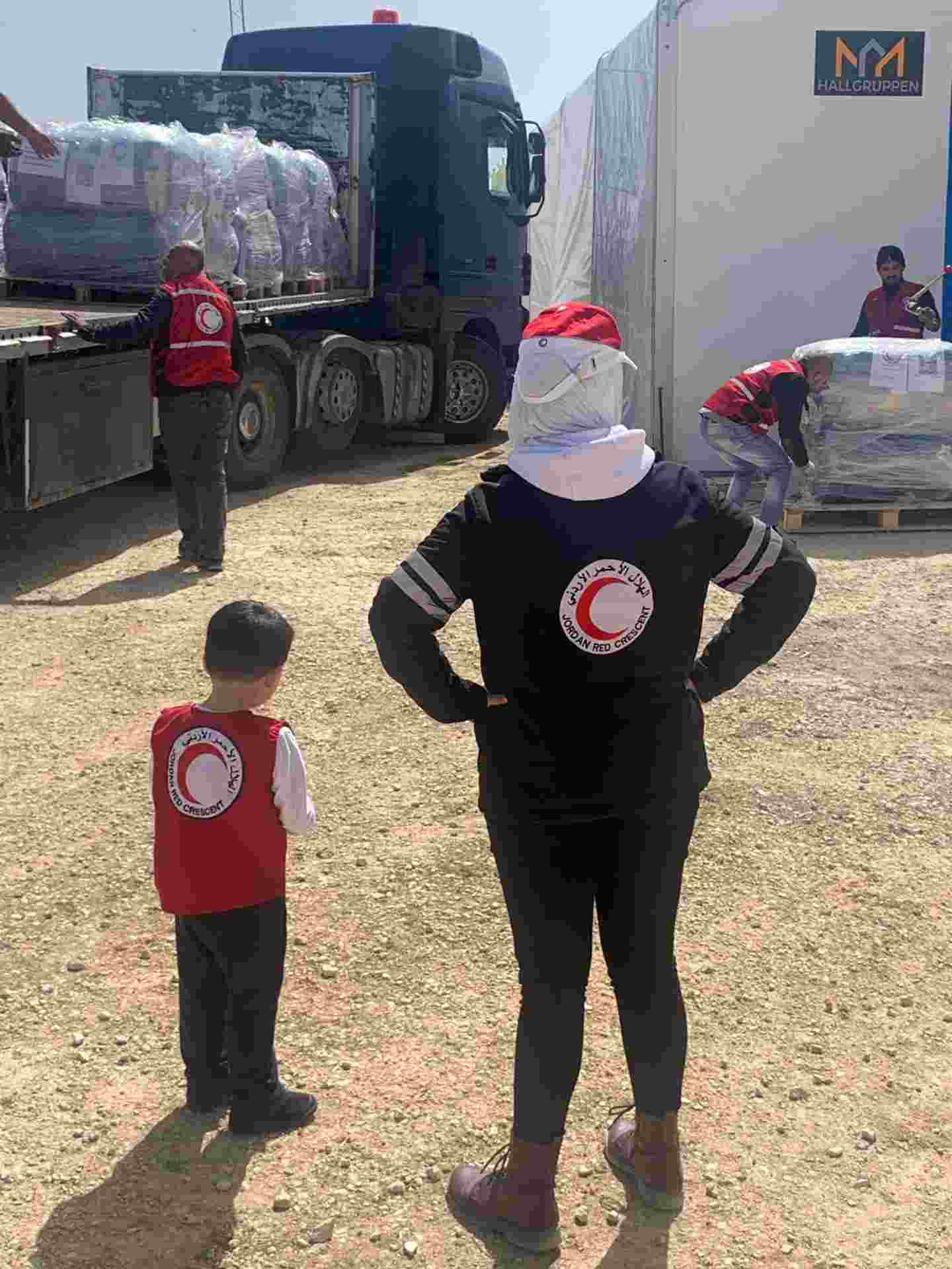 Jordanian Punaisen Puolikuun varaston edustalla lastataan avustuskuormaa kohti Gazaa.