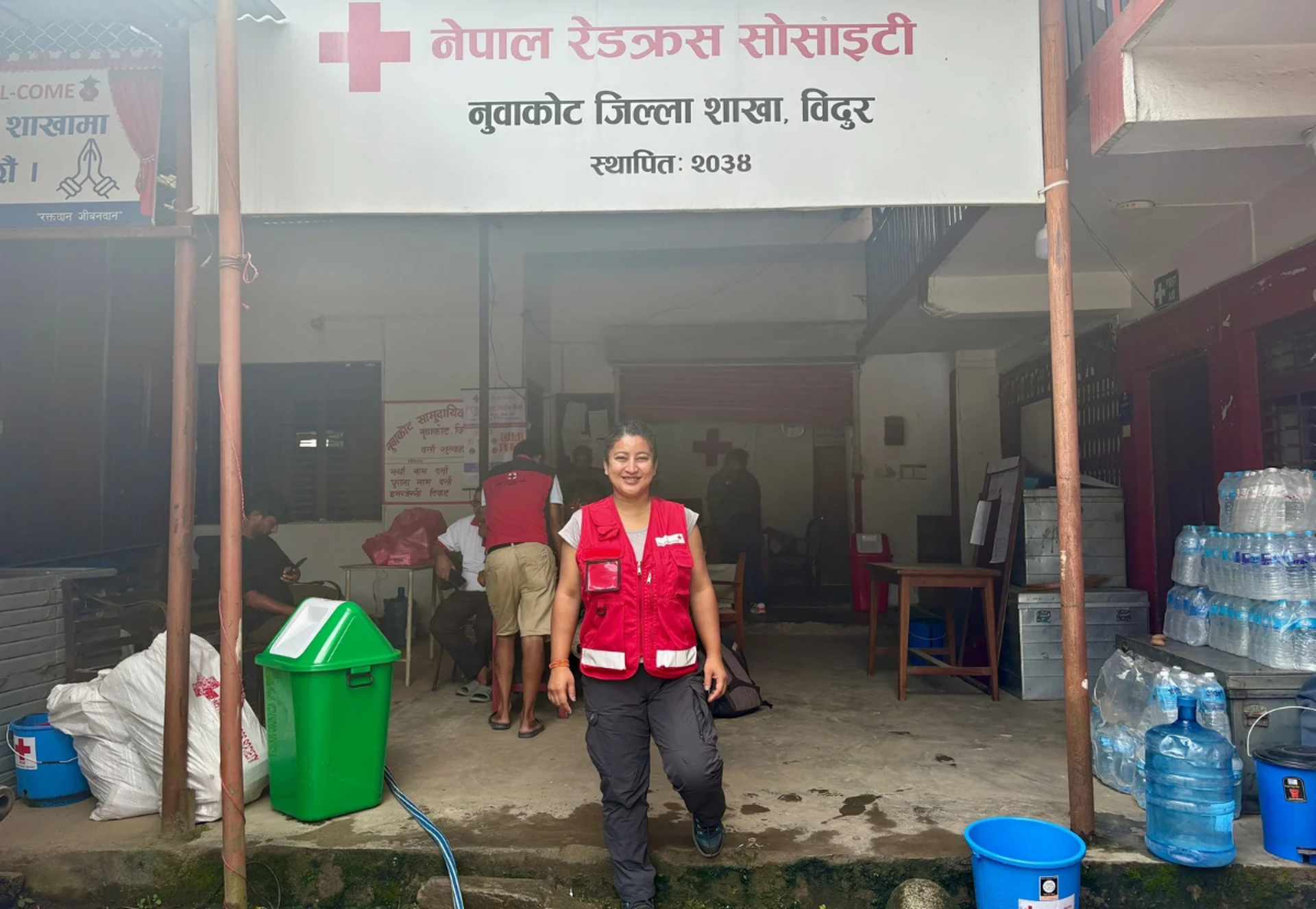 Avustustyöntekijä Sushma Shrestha tukee hätäoperaation koordinointia ja johtamista Nepalissa.