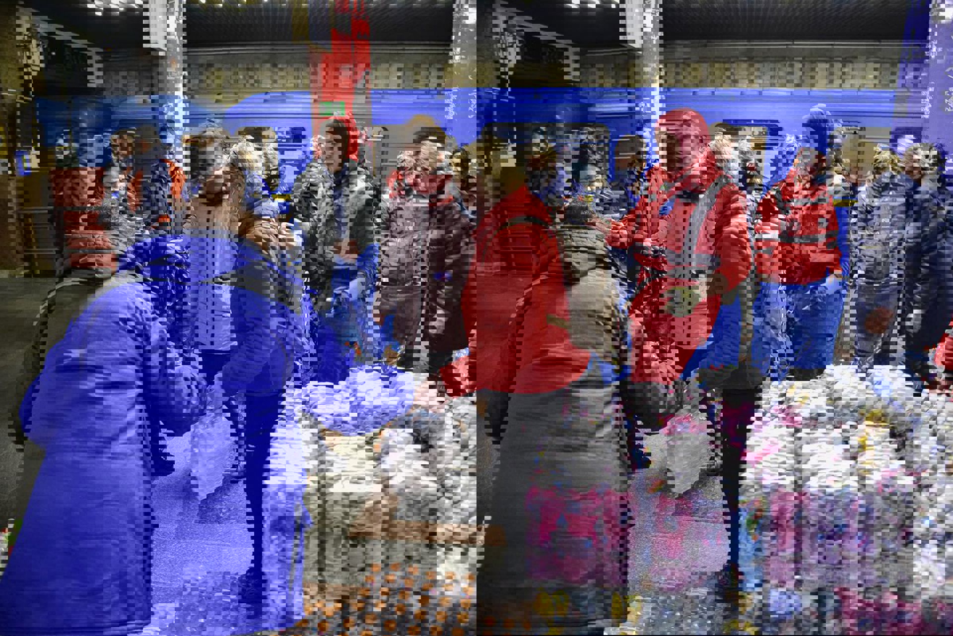 Ukrainan Punaisen Ristin vapaaehtoiset jakavat avustustarvikkeita.
