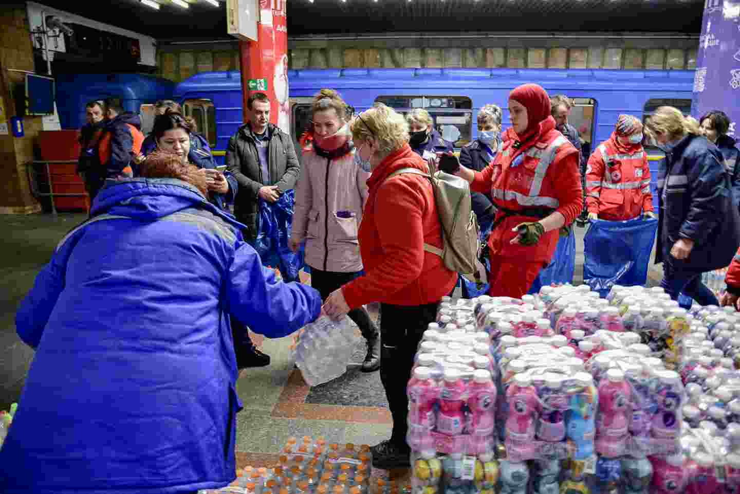 Ukrainan Punaisen Ristin vapaaehtoiset jakavat avustustarvikkeita.
