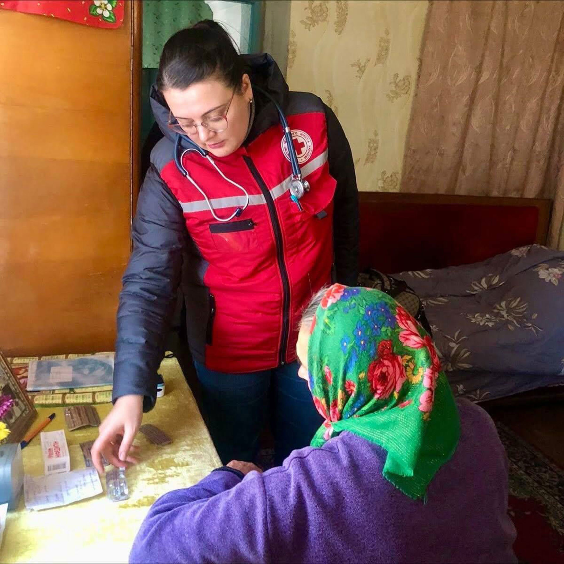 Punaisen Ristin liikkuvan klinikan lääkäri kotikäynnillä puhumassa potilaalle