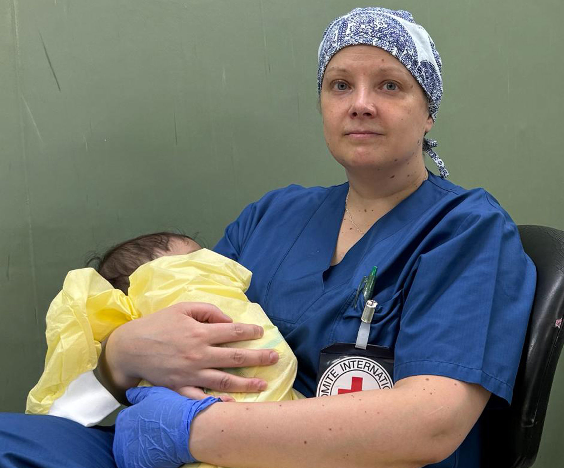 Anestesialääkäri Anni Walli pienen potilaansa kanssa European Gaza Hospital -sairaalassa, jossa hän työskenteli osana Punaisen Ristin kansainvälisen komitean kirurgista terveystiimiä.