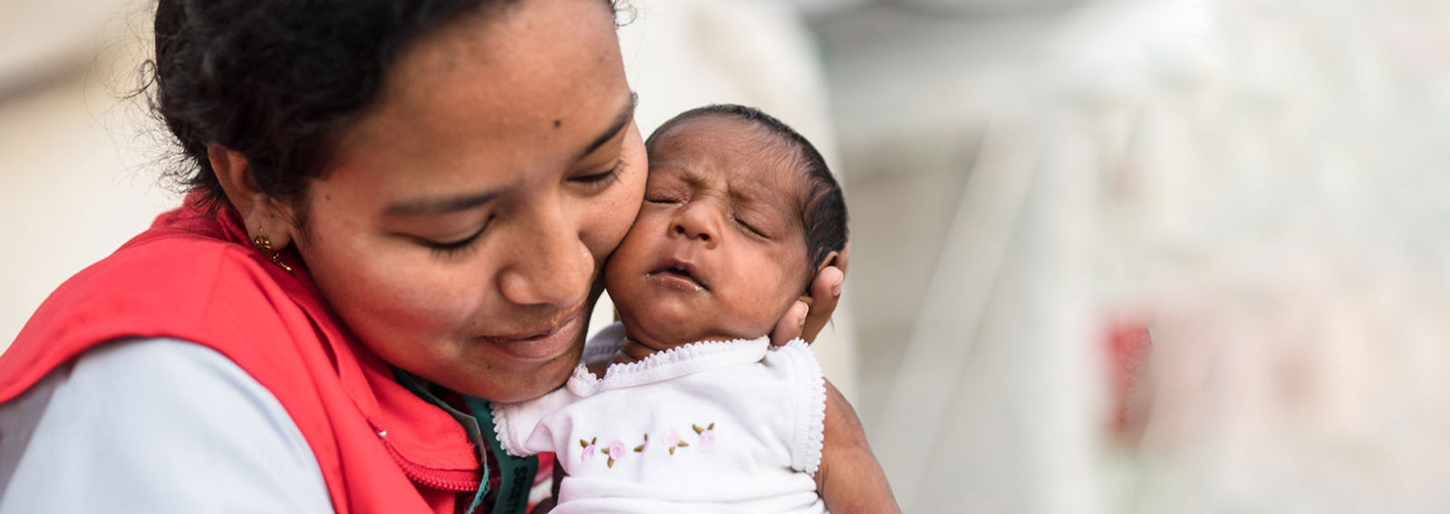 Hymyileviä nepalilaislapsia koulumatkalla kouluasuissaan.