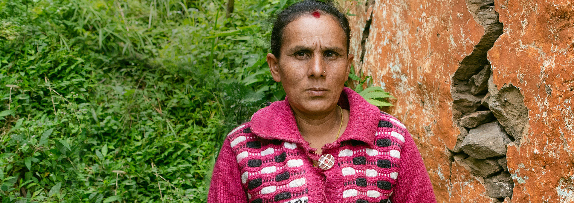 Kaksi Punaisen Ristin vapaaehtoista punaisissa keräysliiveissä käsissään keräyslippaat. Vieressä noin kaksi metriä pitkä keräyslipas.