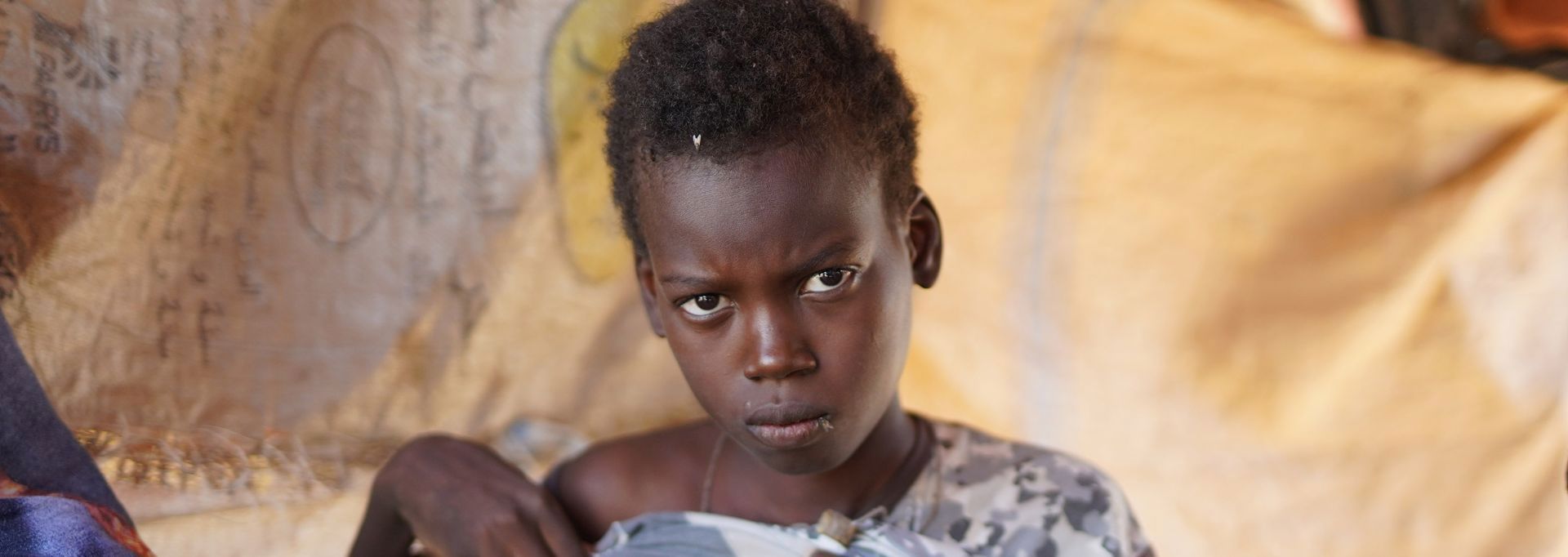 Kaksi Punaisen Ristin vapaaehtoista punaisissa keräysliiveissä käsissään keräyslippaat. Vieressä noin kaksi metriä pitkä keräyslipas.