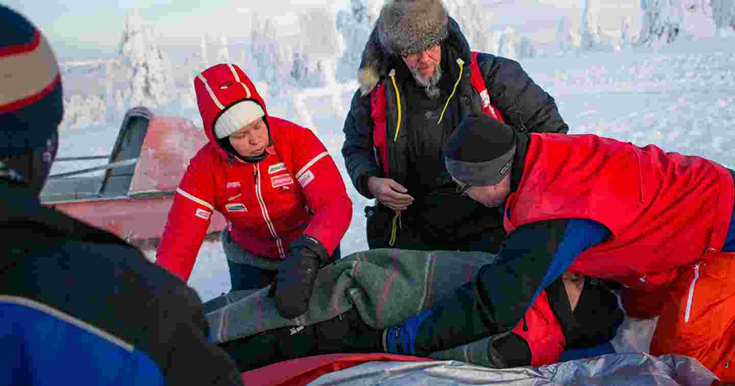 Punaisen Ristin vapaaehtoiset harjoittelevat ensiapua talvisessa säässä.