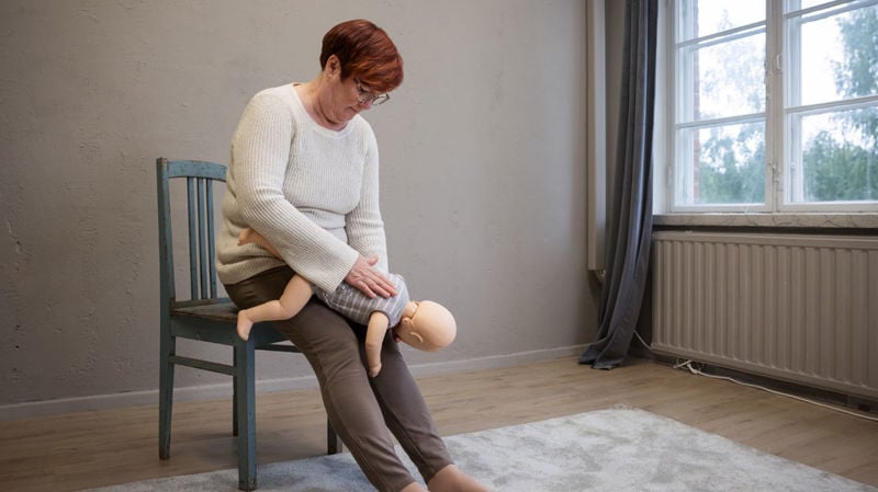 Näin poistat vierasesineen vauvan hengitysteistä