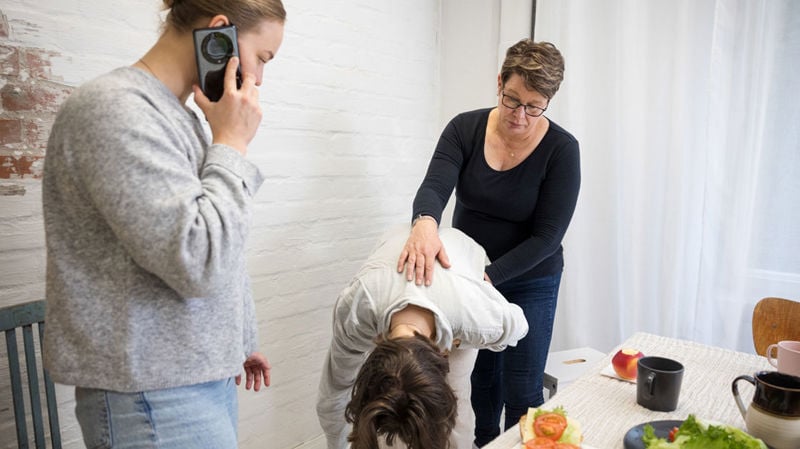 Näin poistat vierasesineen aikuisen hengitysteistä