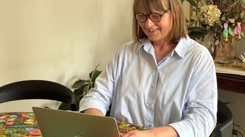 Vapaaehtoinen Terhi auttaa nuoria Sekasin-chatissa