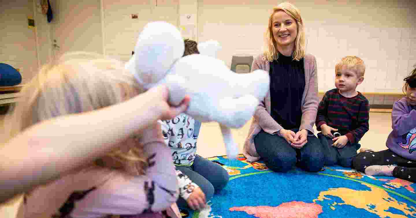 Montessori-leikkikoulun ohjaaja ja varhaiskasvatuksen opettaja Jenna Tomperi valmistautuu lasten kanssa Kaveritaitoja Muumien tapaan -läsnäoloharjoitukseen.