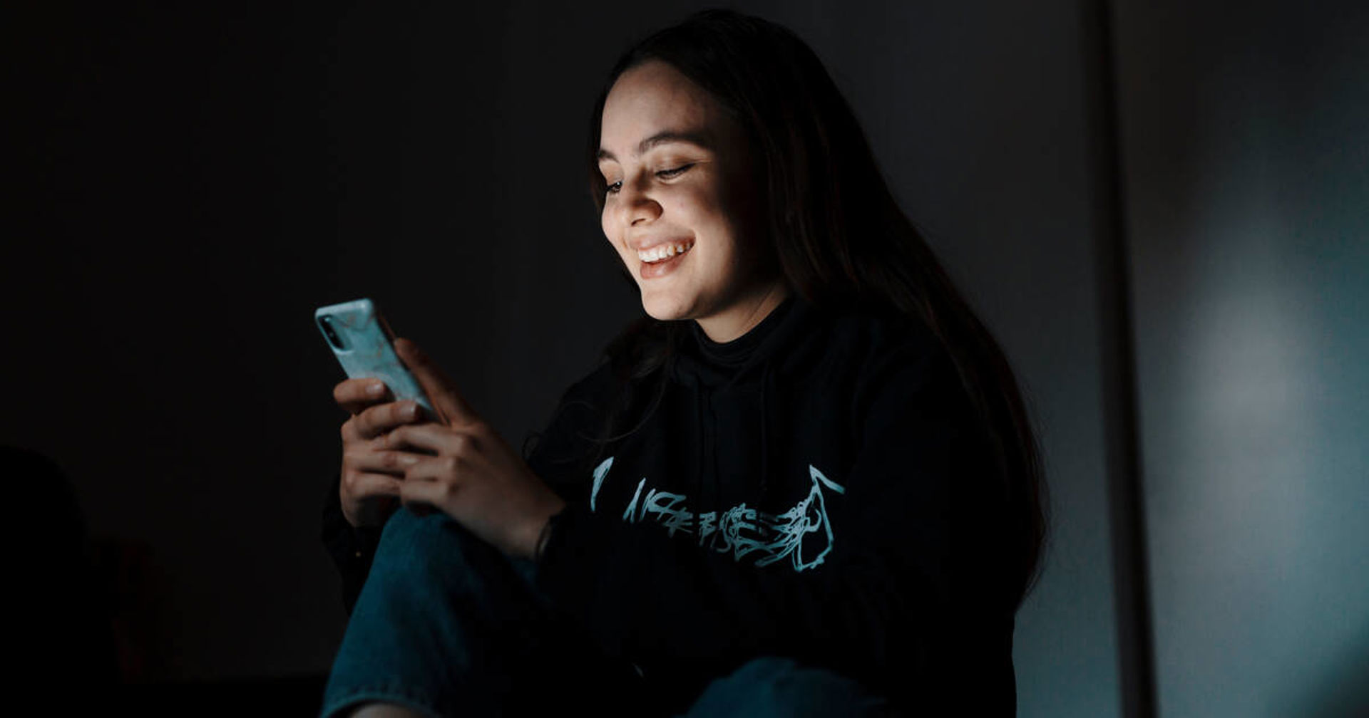 Yksinäisyyttä eri näkökulmista tarkastelevissa podcast-jaksoissa psykologi Nina Lyytisen vieraina käy keskustelemassa eri alojen asiantuntijoita. Jaksoissa tarjotaan konkreettisia keinoja yksinäisyyden vähentämiseen.
