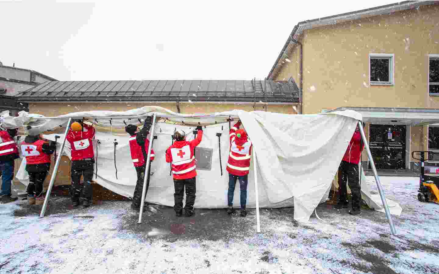 On request, the Finnish Red Cross provides hospitals with Triage units to enhance the capacity to assess people’s need for treatment. 