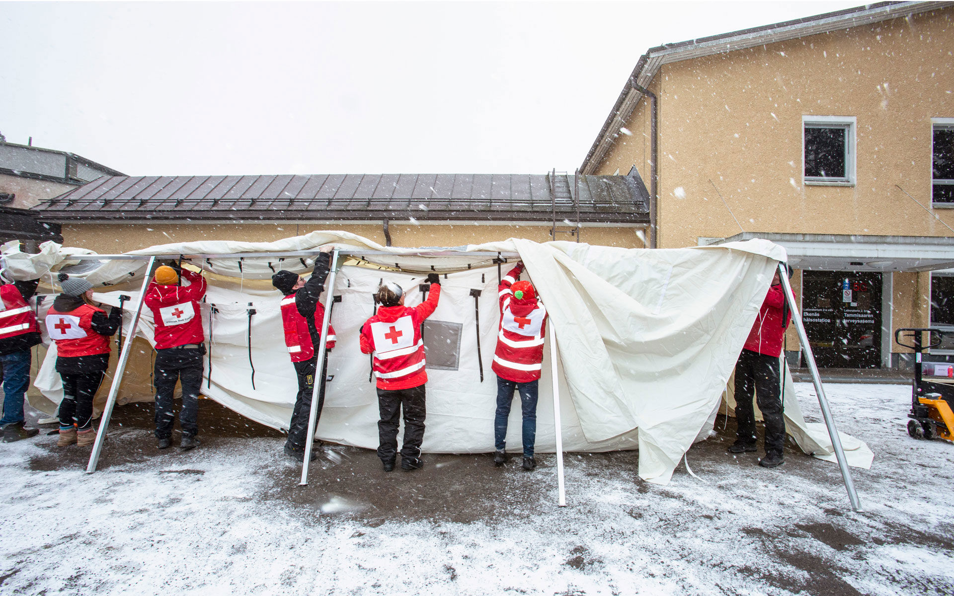 On request, the Finnish Red Cross provides hospitals with Triage units to enhance the capacity to assess people’s need for treatment.