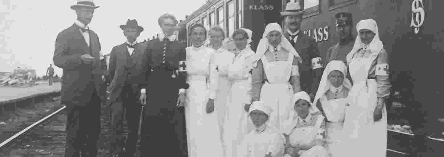 Sairaalajunan Punaisen Ristin henkilökuntaa yhteiskuvassa Torniossa tai Haaparannassa 1915-18.