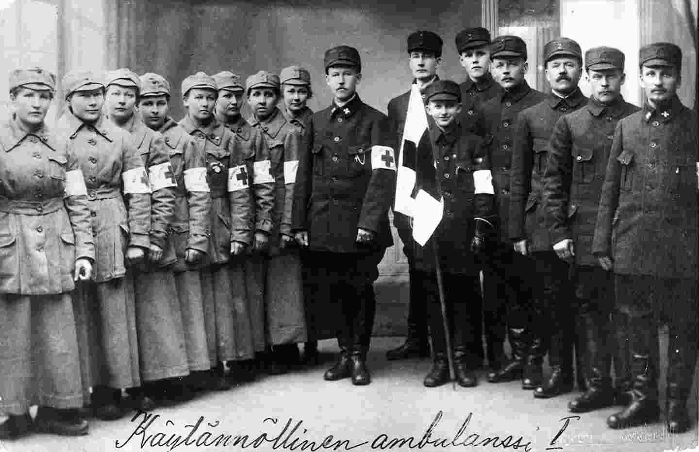 Sotilaita ja Punaisen Ristin sairaanhoitajia ryhmäkuvassa.