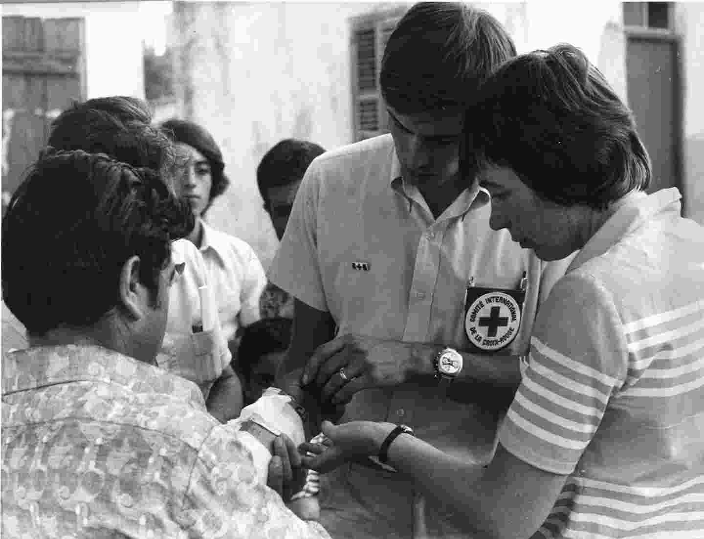 Avustustyöntekijät, lääkäri Matti Vehaskari ja sairaanhoitaja Ritva Tuohiniemi Kyproksella 1974. 