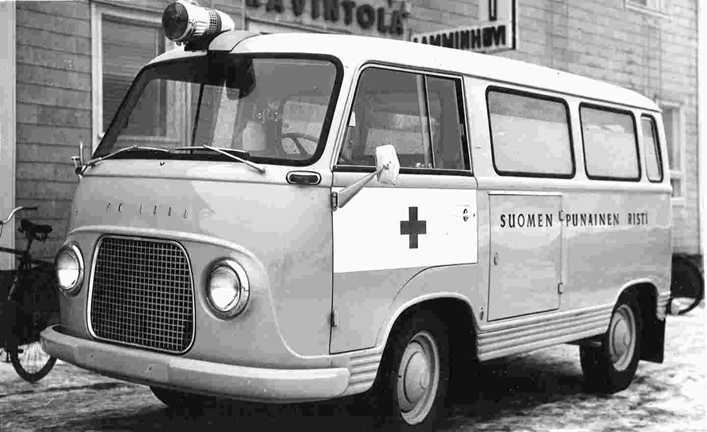 Pakettiauton kyljessä on punaisen ristin merkki ja teksti Suomen Punainen Risti.