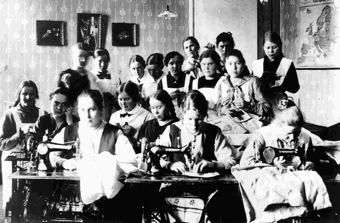 Sairaalatarvikkeita valmistettiin Sortavalassa alkuvuodesta 1918 seminaarin johtaja Relanderin kodissa. Edessä keskellä Tyyne Määttä, mustapukuinen tyttö oikealla Toini Rainio.