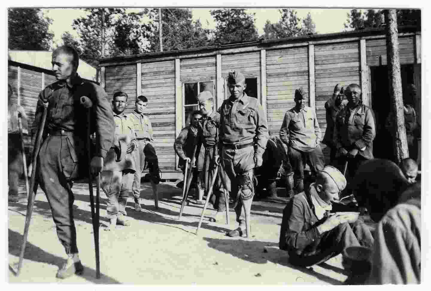 Venäläisiä sotainvalideja suomalaisella vankileirillä. Jatkosodan aikana Suomessa oli pula ruuasta. Hätä leireillä kasvoi erityisen suureksi vuonna 1942. 