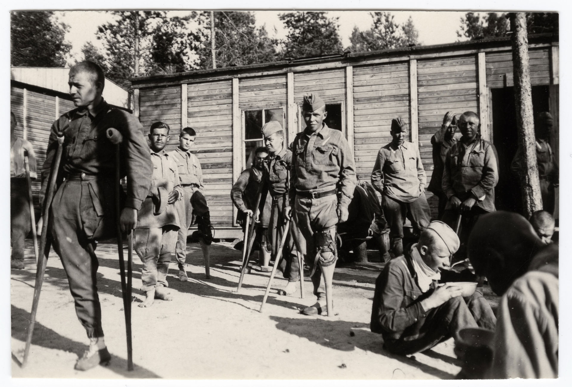 Venäläisiä sotainvalideja suomalaisella vankileirillä. Jatkosodan aikana Suomessa oli pula ruuasta. Hätä leireillä kasvoi erityisen suureksi vuonna 1942.