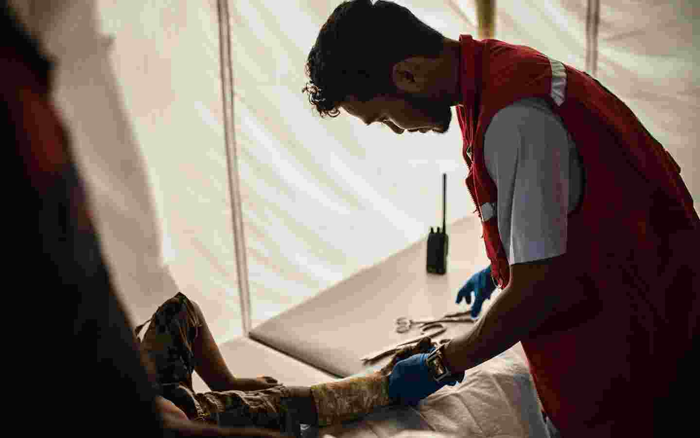 Punaisen Ristin kenttäsairaaloissa hoidetaan haavoittuneita puolueettomasti. Hoitoa saa kansalaisuudesta, uskonnosta ja yhteiskunnallisesta asemasta riippumatta. 