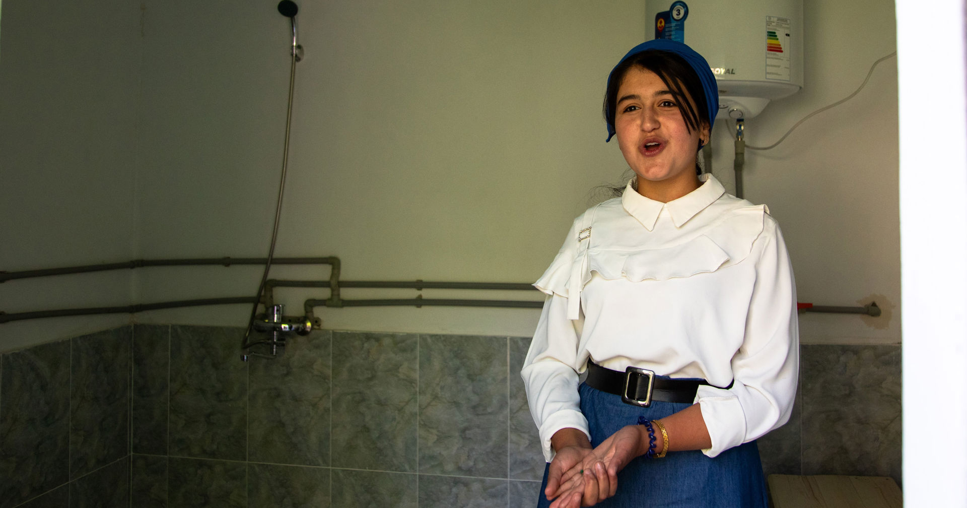 15-vuotias Amina kertoo, että tyttöjen tilanne on parantunut hänen koulussaan uuden peseytymistilan ansiosta. 