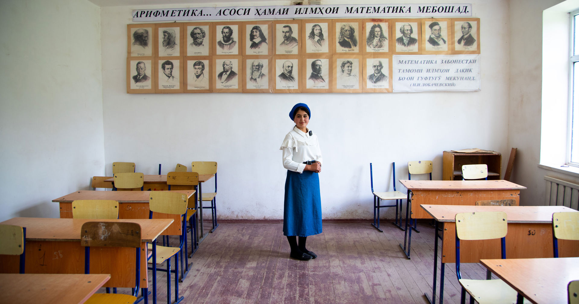 15-vuotias Amina seisoo luokkahuoneessaan, jossa hän kertoo oppilaille hygienian merkityksestä.