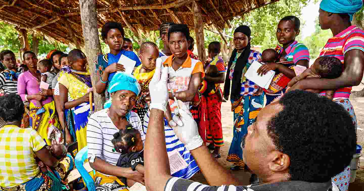Kymmeniä afrikkalaisia äitiä ja pikkulapsia asioimassa terveysklinikalla.