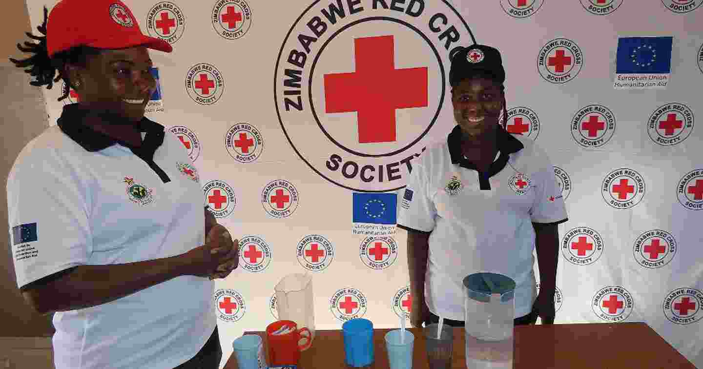 Kaksi hymyilevää Punaisen Ristin vapaaehtoista.