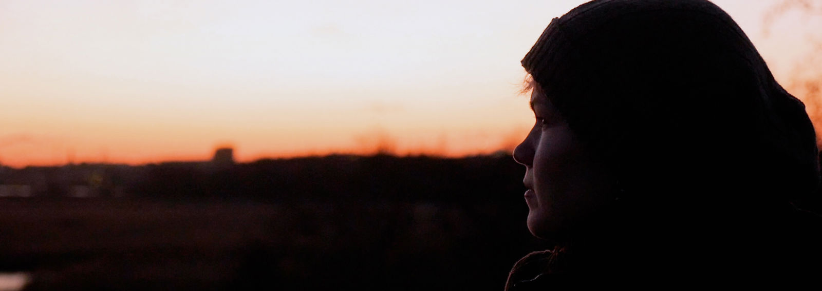 Henkilön siluetti iltataivasta vasten.