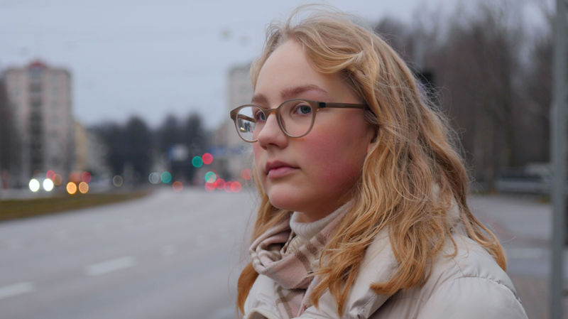 ”Sinusta on. Anna mennä. Lennä. Älä jää yksin.”