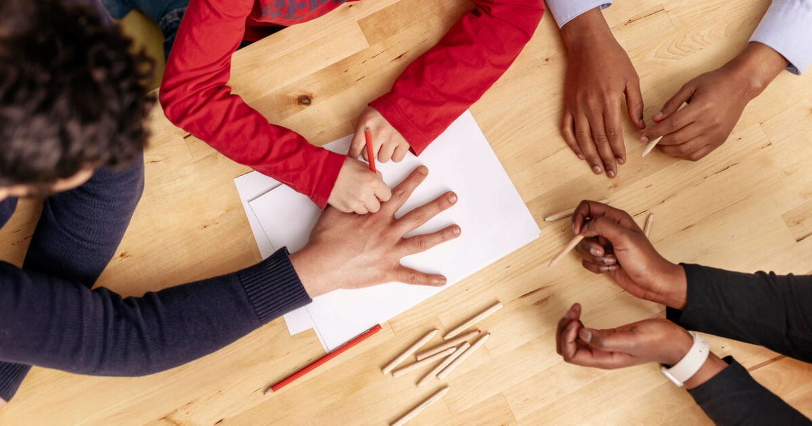 Kymmeniä ihmisiä torilla rasisminvastaisessa tapahtumassa, käsissään ilmapalloja.